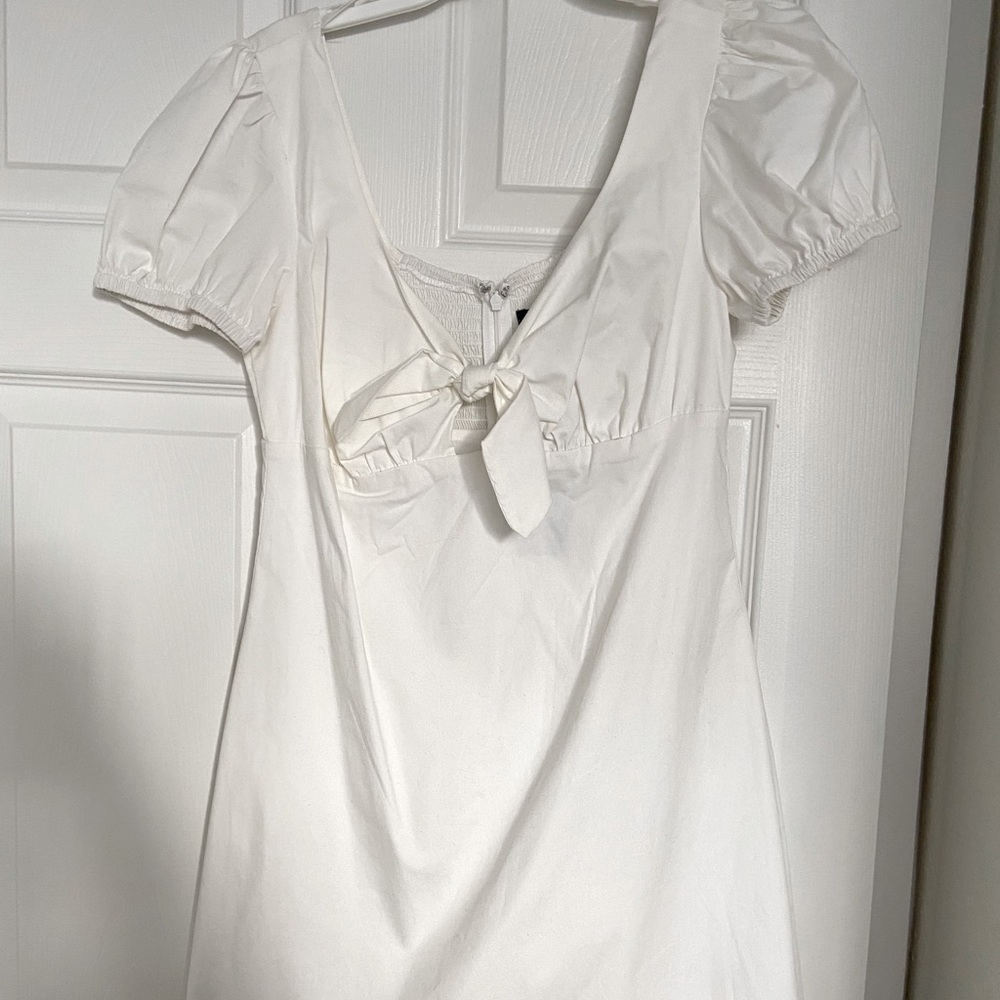 Flirty white dress with puffed sleeves + front tie